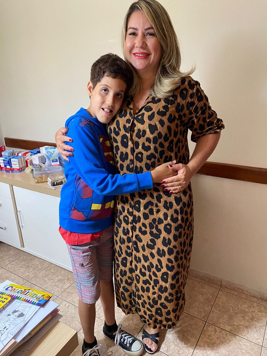 Dra. Jaqueline Pires com um paciente infantil no consultório